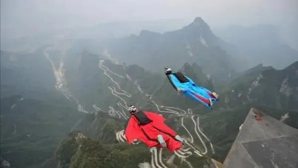 翼装飞行女大学生去世，有人表示敬佩有人说她自私，你怎么看？