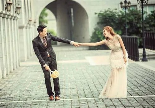 婚纱照姿势大全图片  婚纱照姿势这样摆才好看