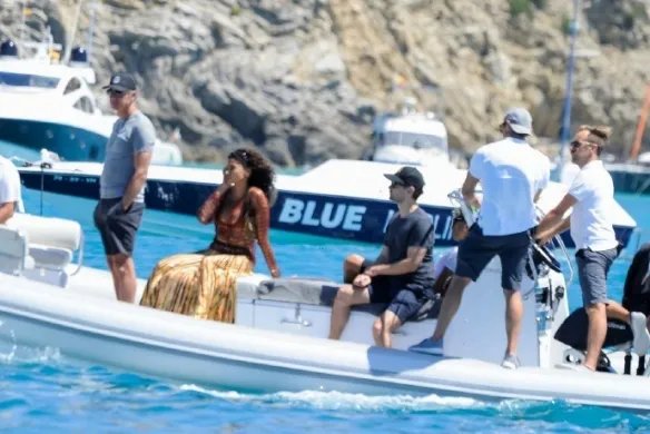 莱昂纳多·迪卡普里奥又双缀去度假了 带着性感超模