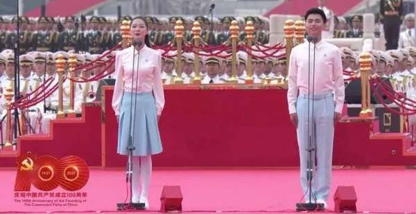 庆祝大会有四名领诵员集体致献词,他们身上有哪些共同的特质?