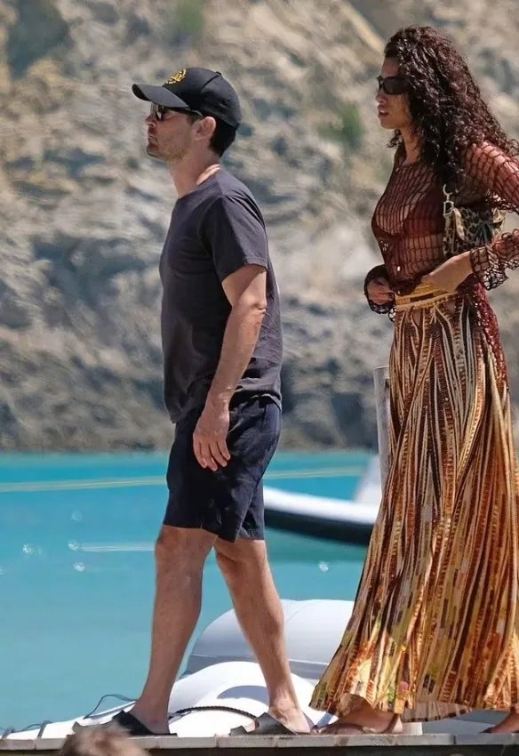 莱昂纳多·迪卡普里奥又双缀去度假了 带着性感超模