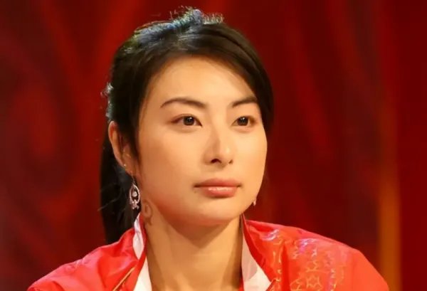 郭晶晶陪老公看舞台剧！郭晶晶跟结婚前的差别大吗？