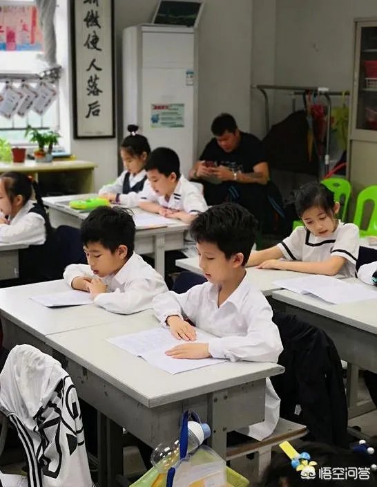 广东男篮休战期间,朱芳雨开家长会玩手机被拍,不仅不尴尬反自嘲是留级生,你怎么看?