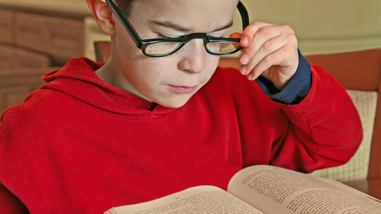 上眼睑发黑的原因是什么？