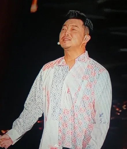 央视中秋晚会沙溢系错扣子引热议,真相到底是什么?