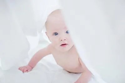 婴儿吃奶的时候老是用力挣扎怎么回事 婴儿吃奶的时候有哪些注意事项