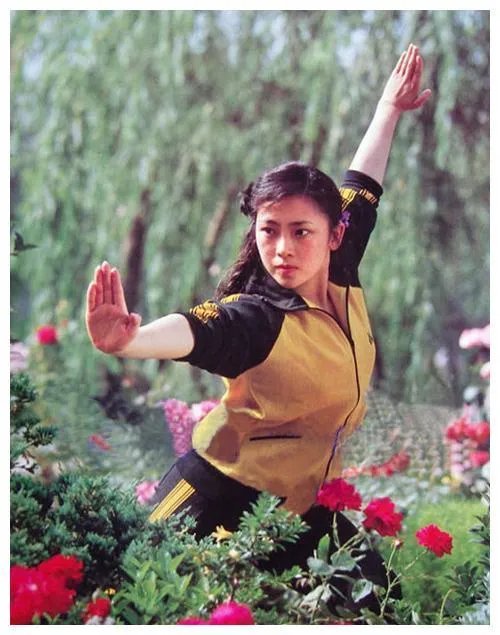 黄秋燕身高年轻时候照片？