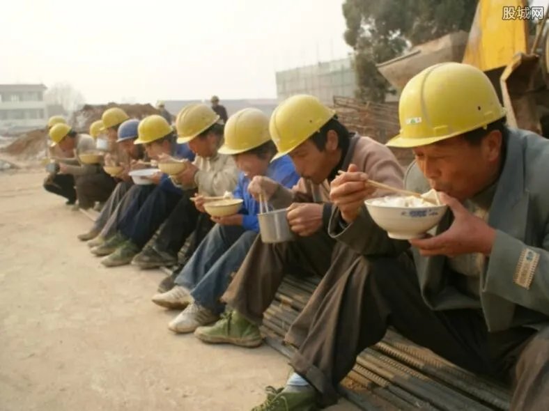 女民工和男工混住 10平的宿舍里住7个人