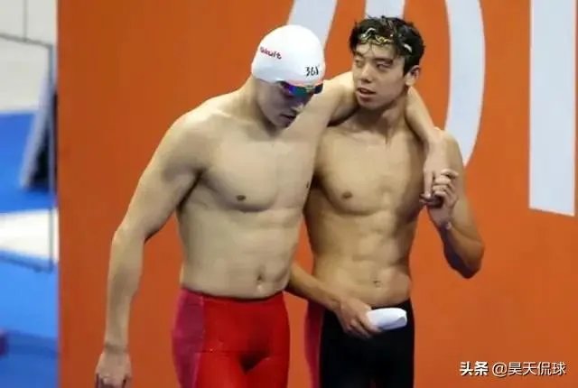 光州游泳世锦赛-正在泳池训练的孙杨听到场馆响起国歌声，接下来发生了什么事情？