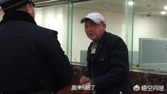 怎么看待绿化大爷跑6趟火车站没抢到回家票，急得跪下大哭？