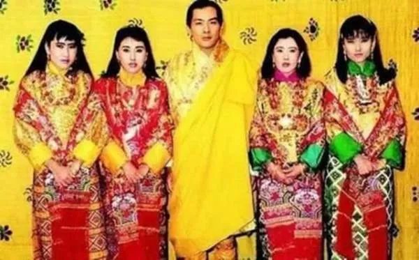 不丹国王旺楚克是个怎样的人，为何娶了四姐妹？