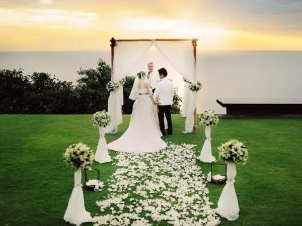 英国一伴娘以全息影像参加好友婚礼，婚礼的现场是什么样的？