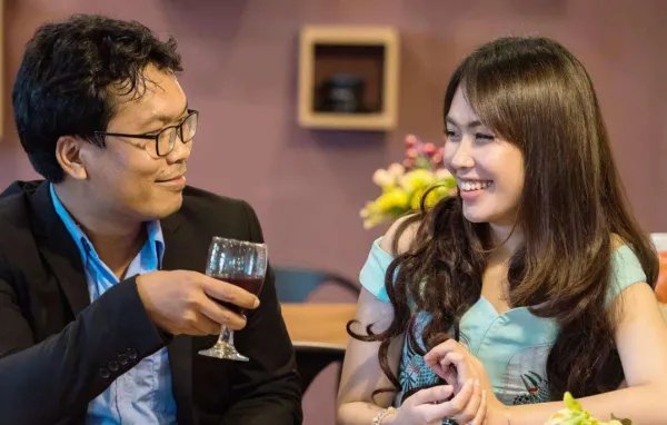 女子相亲带23个亲戚吃掉近2万元，你怎么看待这种行为？