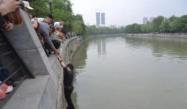 如何看待夫妻吵架丈夫欲将孩子扔下桥这一行为？