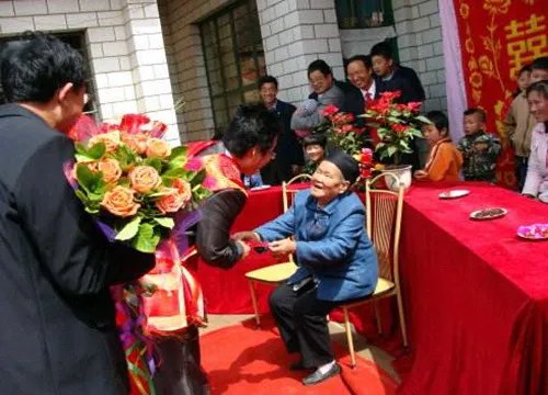 新郎接新娘开门红包是多少 接新娘时都什么环节给红包