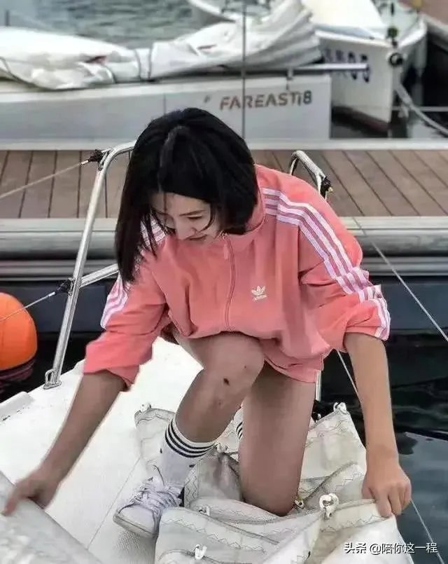 翼装飞行女大学生去世，有人表示敬佩有人说她自私，你怎么看？