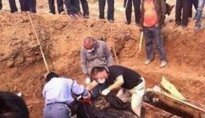 江苏连云港出土一具女尸，打开棺材时尸体发出怪声