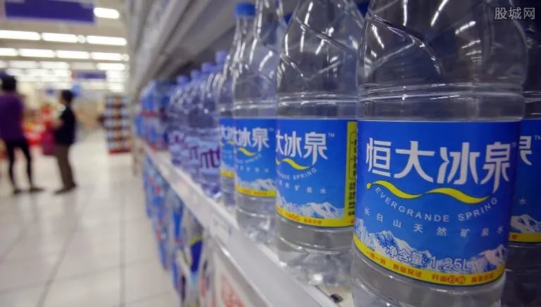 恒大冰泉多少钱一瓶 恒大冰泉真有那么好喝吗