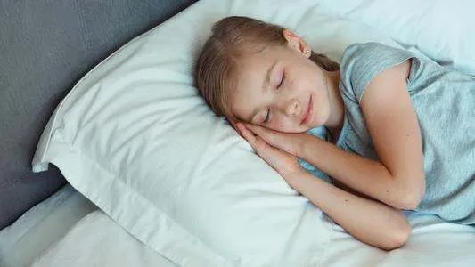 小女孩打瞌睡时靠在男孩肩膀，小男孩为什么不选择叫醒她？