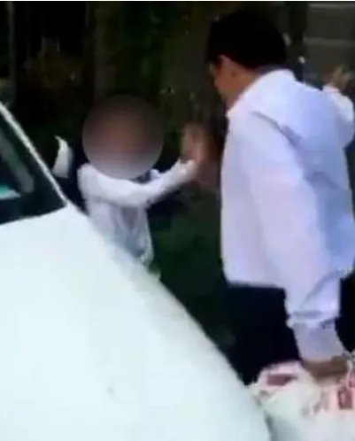 男子为何当街掌掴女儿？