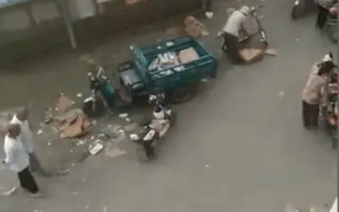 哄抢车祸后散落猪肉5人被行拘，会拘留多少天？