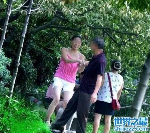 公园惊现老头乐涉黄服务，哈尔滨老头乐仅10元一次 