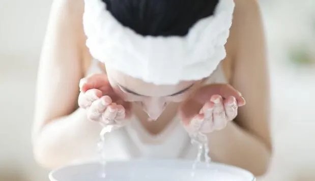 用醋洗脸可以美白