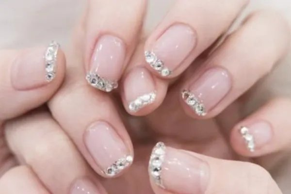 短指甲适合的美甲图案 显白