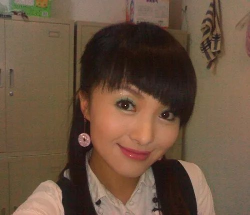 陕西电视台有个陕北的主持人圆圆相片哪有?