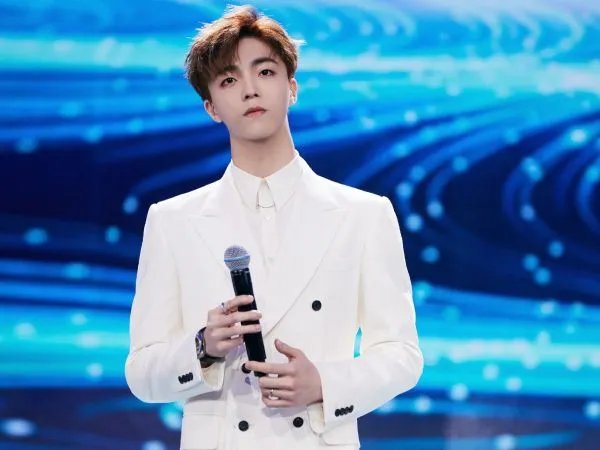 陈立农坐轮椅现身机场，他的身体到底出现了什么问题？