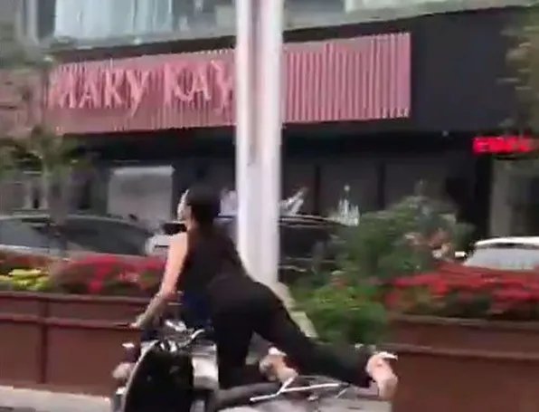 女骑手乘电驴飞行是怎么回事？