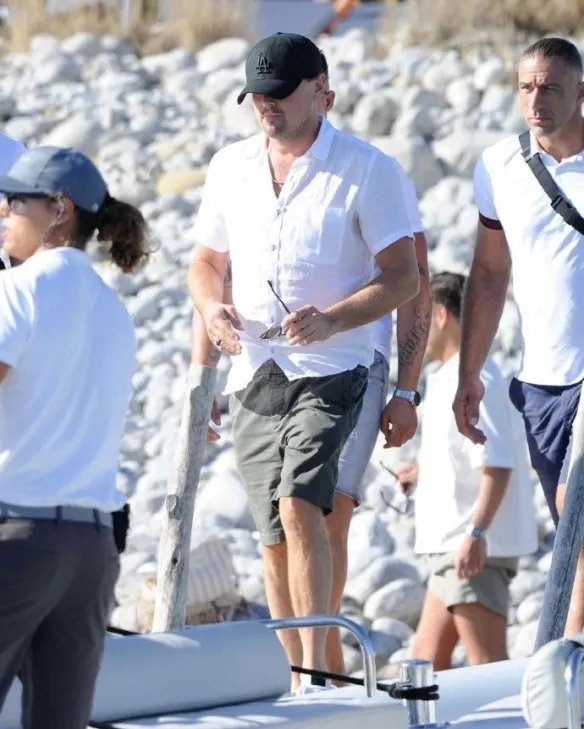 莱昂纳多·迪卡普里奥又双缀去度假了 带着性感超模