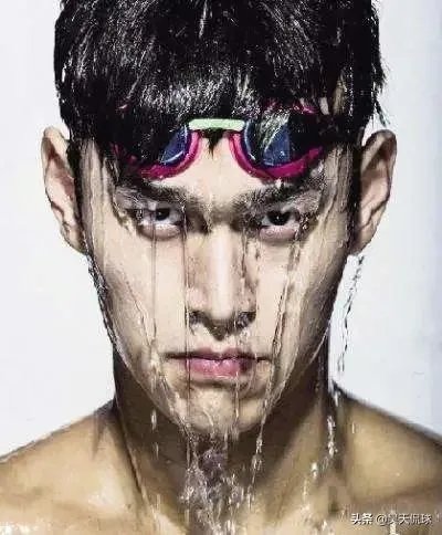 光州游泳世锦赛-正在泳池训练的孙杨听到场馆响起国歌声，接下来发生了什么事情？