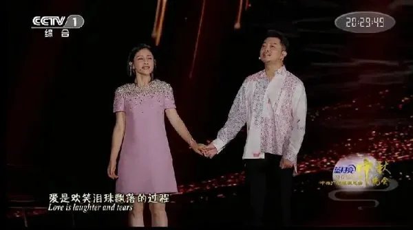 央视中秋晚会沙溢系错扣子引热议,真相到底是什么?