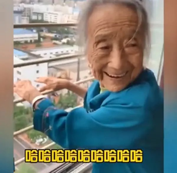 90岁姥姥做完美甲后悉心保护,姥姥是如何保护美甲的?