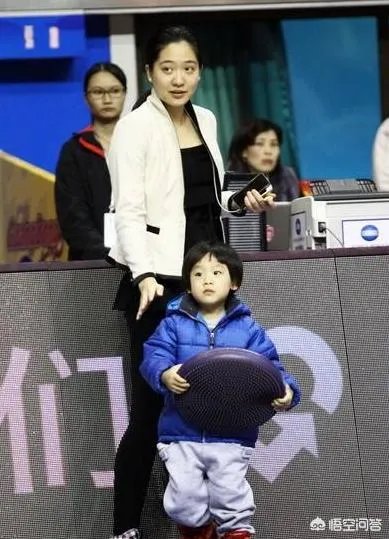 广东男篮休战期间,朱芳雨开家长会玩手机被拍,不仅不尴尬反自嘲是留级生,你怎么看?