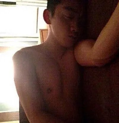 郑恺床照曝光一丝不挂大露下体 大尺度床照引来网友围观