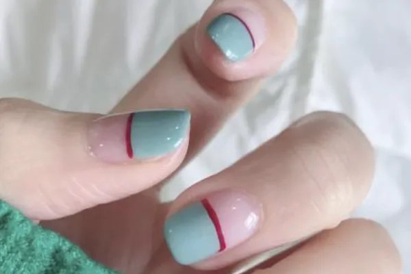 短指甲适合的美甲图案 显白