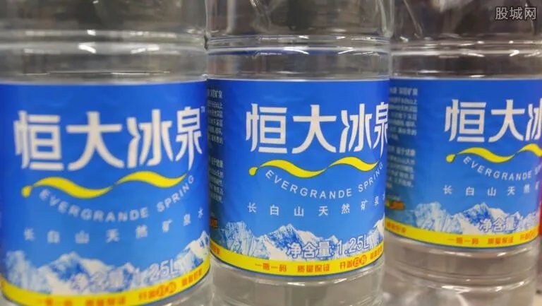 恒大冰泉多少钱一瓶 恒大冰泉真有那么好喝吗