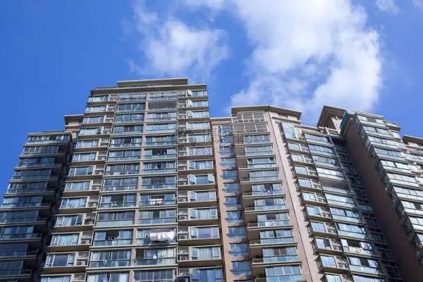 2022年9月，70城房价环比总体呈降势，房价下跌与什么有关？