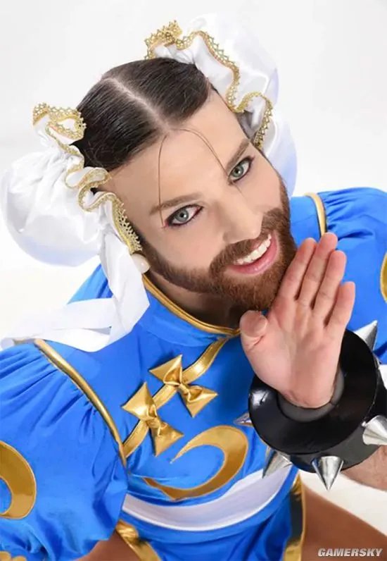 美国女装大佬COS春丽 称想与成龙一较长短