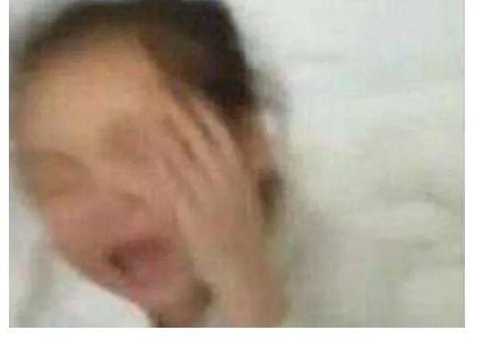 男子为何当街掌掴女儿？