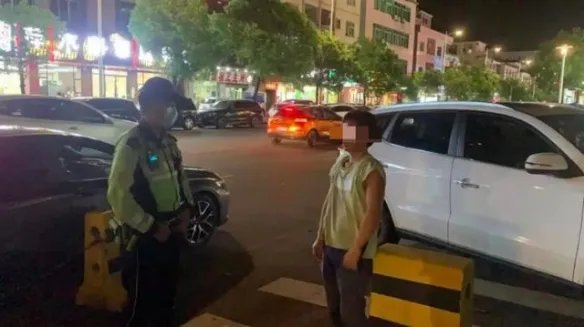 小伙考上大学后沉迷游戏20年没回家 靠捡破烂为生！