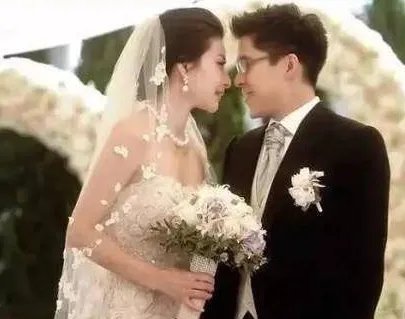 郭晶晶陪老公看舞台剧！郭晶晶跟结婚前的差别大吗？