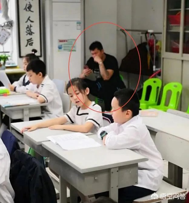 广东男篮休战期间,朱芳雨开家长会玩手机被拍,不仅不尴尬反自嘲是留级生,你怎么看?