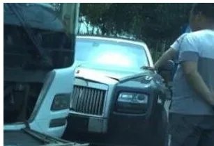 劳斯莱斯撞上公交事故责任在谁？