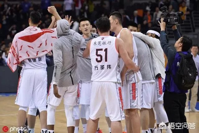 广东男篮休战期间,朱芳雨开家长会玩手机被拍,不仅不尴尬反自嘲是留级生,你怎么看?