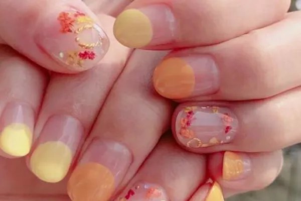 短指甲适合的美甲图案 显白