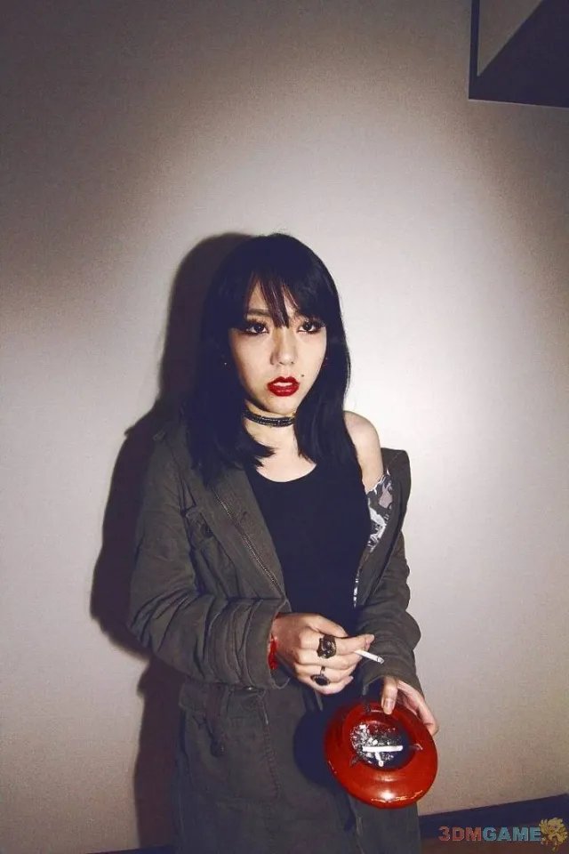 吴莫愁地铁海报吓乘客一跳 鬼魅表情令人毛骨悚然