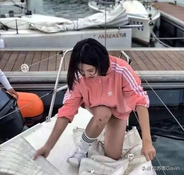 翼装飞行女大学生去世，有人表示敬佩有人说她自私，你怎么看？